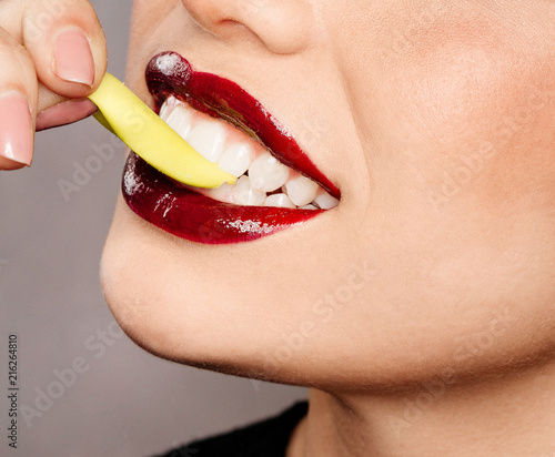 Closeup de joven bella y hermosa con bonitos labios