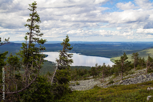 Blick von Phyhä Fjäll über den Pyhä-Luosto Nationalpark in Finnland