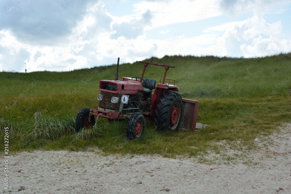 Fototapeta premium Traktor in den Dünen