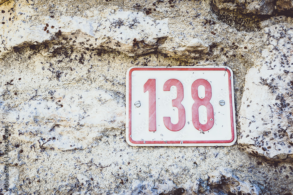 Plaque indiquant numéro d'adresse en métal vintage Plaque indiquant numéro d'adresse en métal vintage