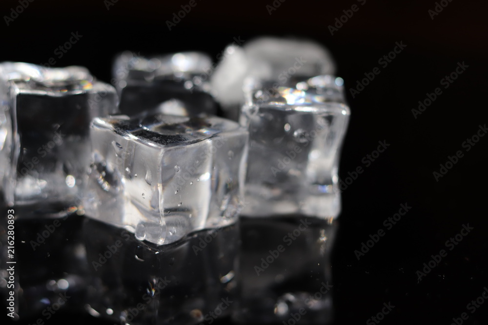 Eiswürfel vor schwarzem Hintergrund 7 Eiswürfel vor schwarzem Hintergrund 7