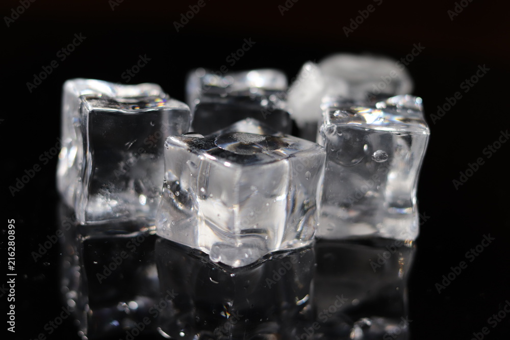Eiswürfel vor schwarzem Hintergrund 6 Eiswürfel vor schwarzem Hintergrund 6