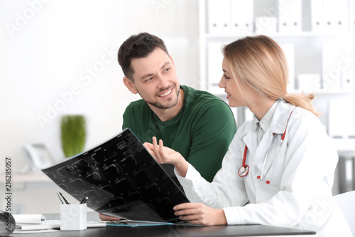 Female doctor consulting pa...