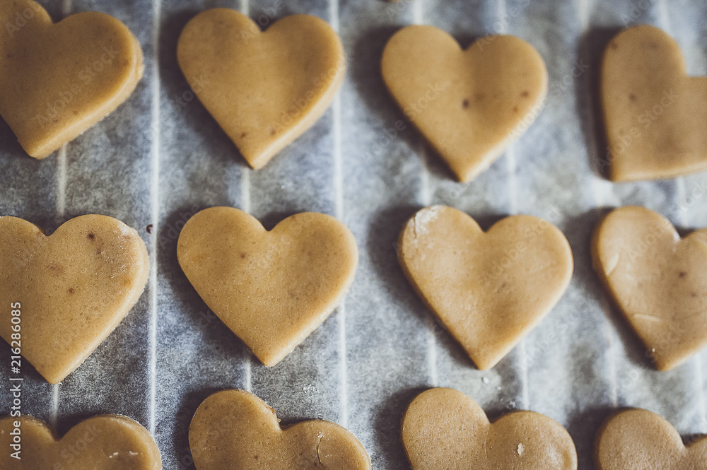 Biscuits sablés en forme de coeur sur la plaque du four Biscuits sablés en forme de coeur sur la plaque du four