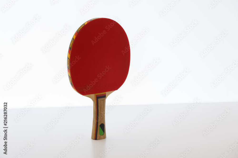 Naklejka premium tischtennisschläger steht auf tisch