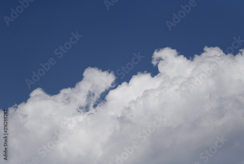 青空と雲「空想・雲のモンスターたち（見つめ合うモンスターたちのイメージなど）」）見つめ合う、親子の絆、我が子、そこで何しているの？、ご対面などのイメージ