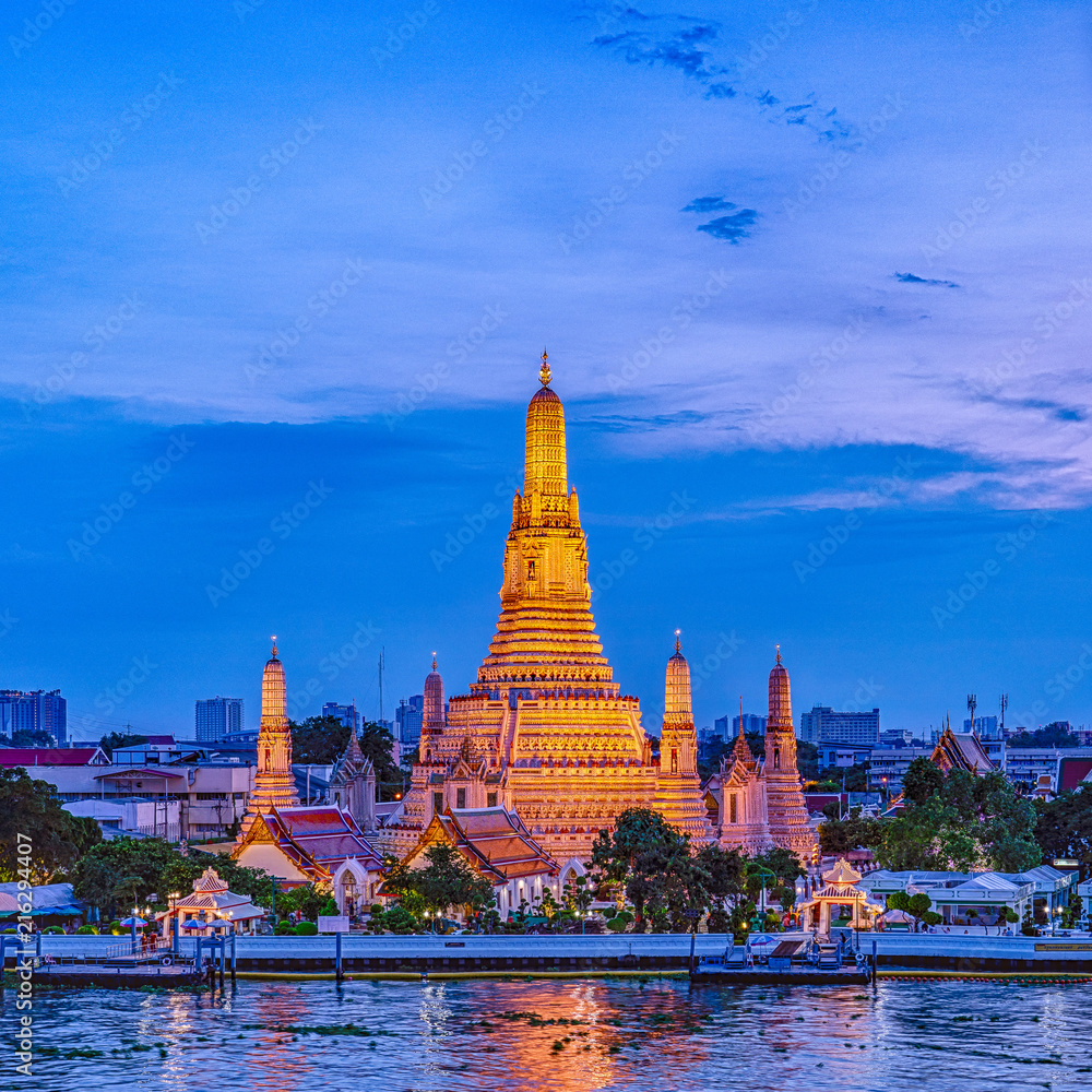 Fototapeta premium Obraz HDR świątyni Wat Arun w Magic Hour Time, Bangkok, Tajlandia
