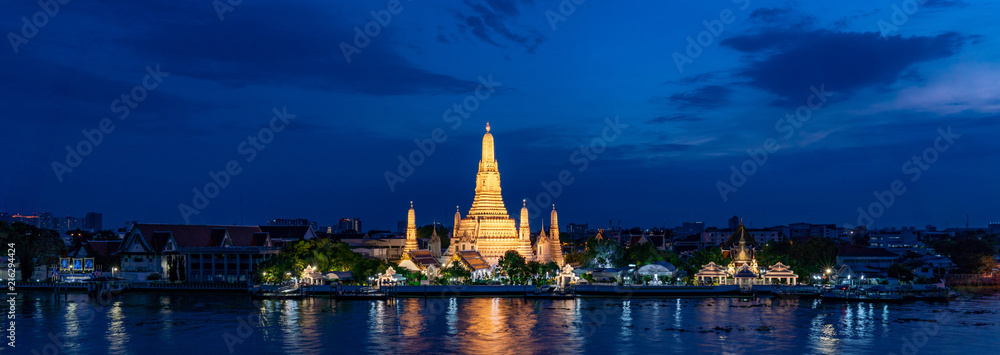 Naklejka premium Świątynia Wat Arun w Magic Hour Time, Bangkok, Tajlandia