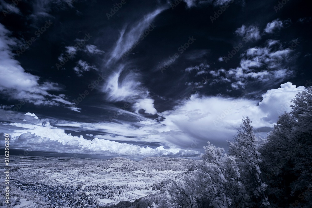 Landschaft und Wolken in Infrarot - mit Farbkanaltausch