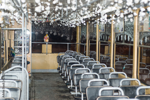 Празднично украшенный трамвай в новогоднюю ночь, салон и пустые кресла пассажиров
