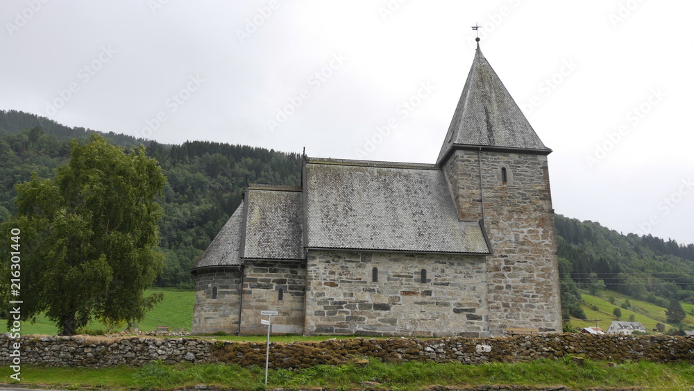 Historische Steinkirche in Hove, Sognefjord, Norwegen