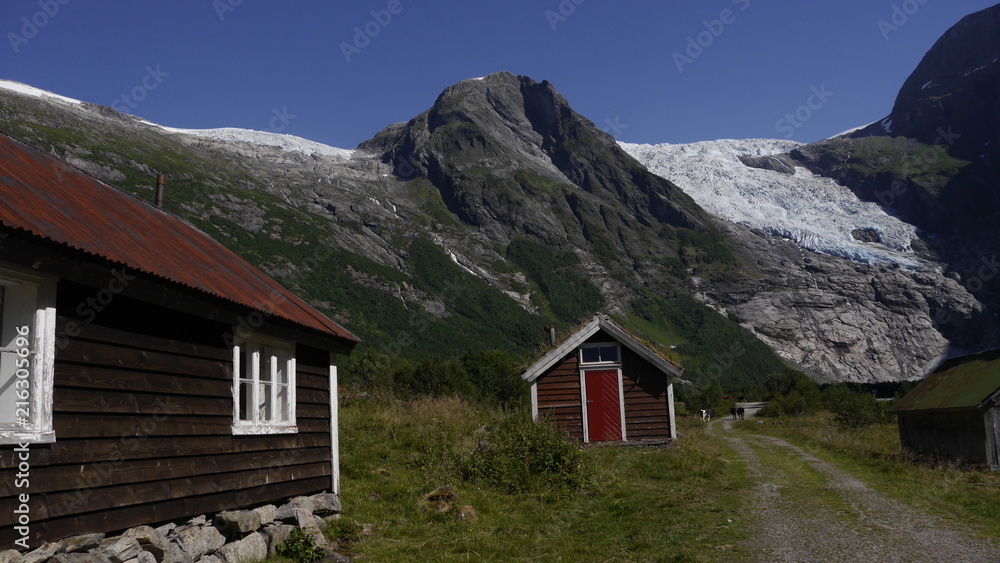 Verlassene Holzhäuser am Fuße des Gletschers Boyabreen, Jostedalsbreen, Norwegen