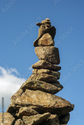 Cuadro en lienzo balanced tower of wild stones against the sky