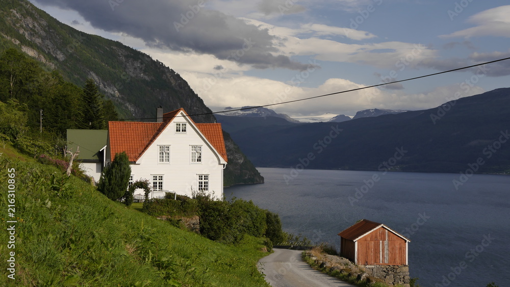 Landwirtschaft am Innvikfjord, bunte Bauernhäuser am Hang