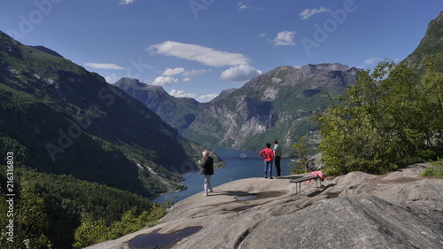 Panorama-Aussicht aufs Tal und den Geiranger Fjord an einem sonnigen Sommertag, Norwegen