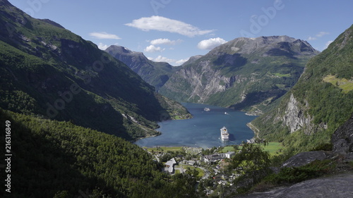Fototapeta Naklejka Na Ścianę i Meble -  Panorama-Aussicht aufs Tal und den Geiranger Fjord an einem sonnigen Sommertag, Norwegen