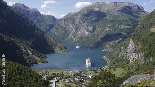 Panorama-Aussicht aufs Tal und den Geiranger Fjord an einem sonnigen Sommertag, Norwegen photo