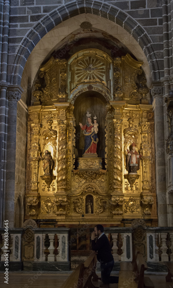 Retable baroque à l'église Saint-Fraçois d'Évora, Alentejo, Portugal