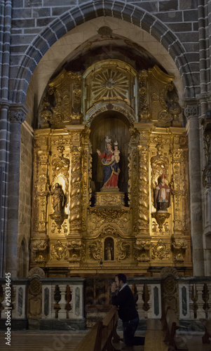 Retable baroque à l'église Saint-Fraçois d'Évora, Alentejo, Portugal