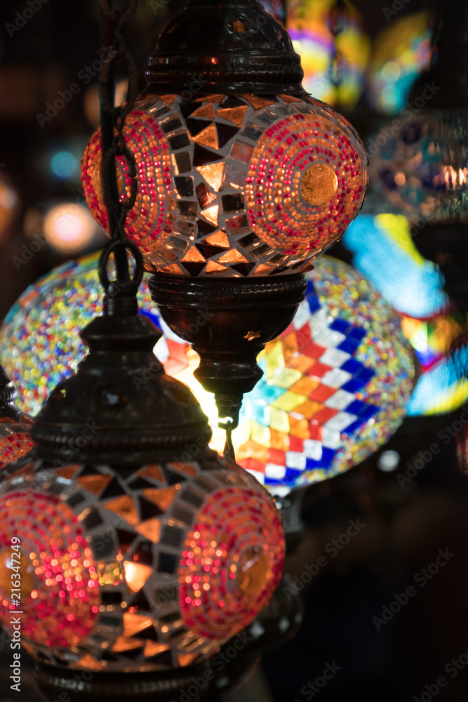lampade disposte ad arte per creare giochi di luce e colori