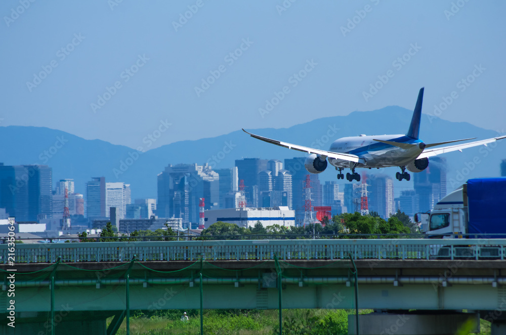 伊丹空港へ逆風着陸するジェット旅客機 伊丹空港へ逆風着陸するジェット旅客機