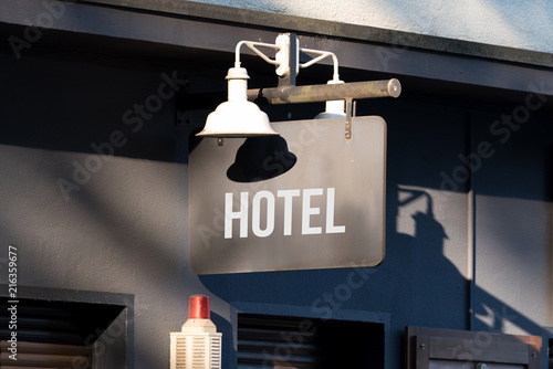 Ein Schild mit dem Hinweis auf ein Hotel photo
