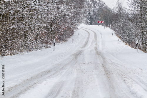 Schneeglatte Straßen im Gebirge © dk-fotowelt