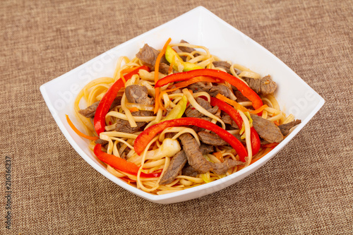 Wok noodle with beef and vegetables