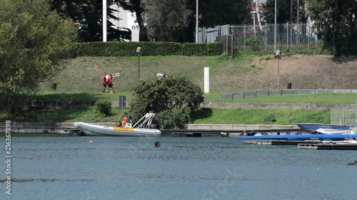 Atleti in riscaldamento sul bacino prima della competizione di canoa photo