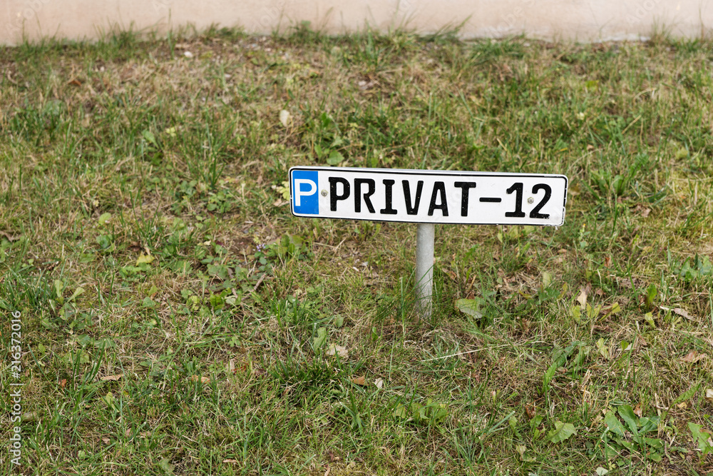 Schild Privatparkplatz Nummer 12