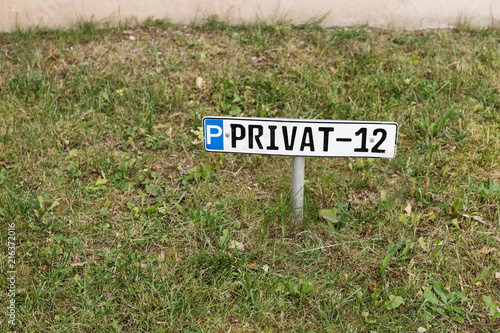 Schild Privatparkplatz Nummer 12