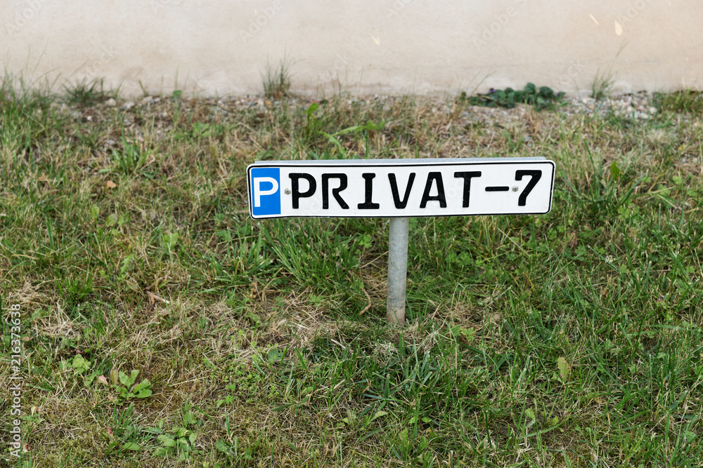 Schild Privatparkplatz Nummer 7