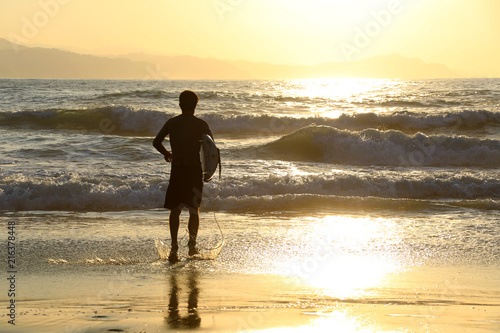 surfista metiendose en el agua atardecer país vasco 4M0A9373-f18  photo