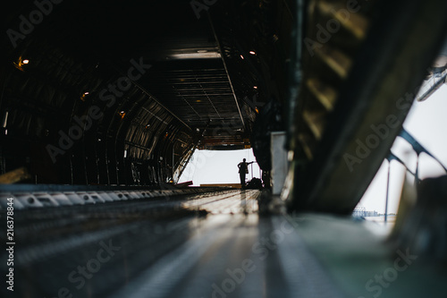 Silhuette eines Arbeiters in einem leeren Antonov Frachtflugzeug