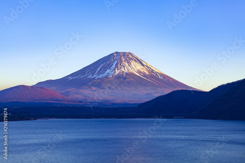 夕暮れの富士山、山梨県本栖湖にて © photop5