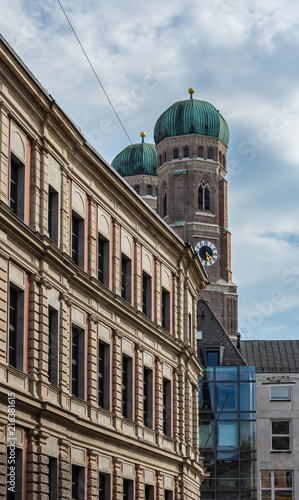 Blick auf die Frauenkirche in München, Deutschland. Die Kirche ist eines der berühmtesten Wahrzeichen der Stadt.