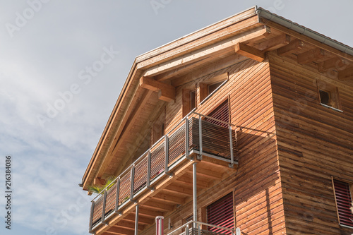 Holzhaus mit Balkon