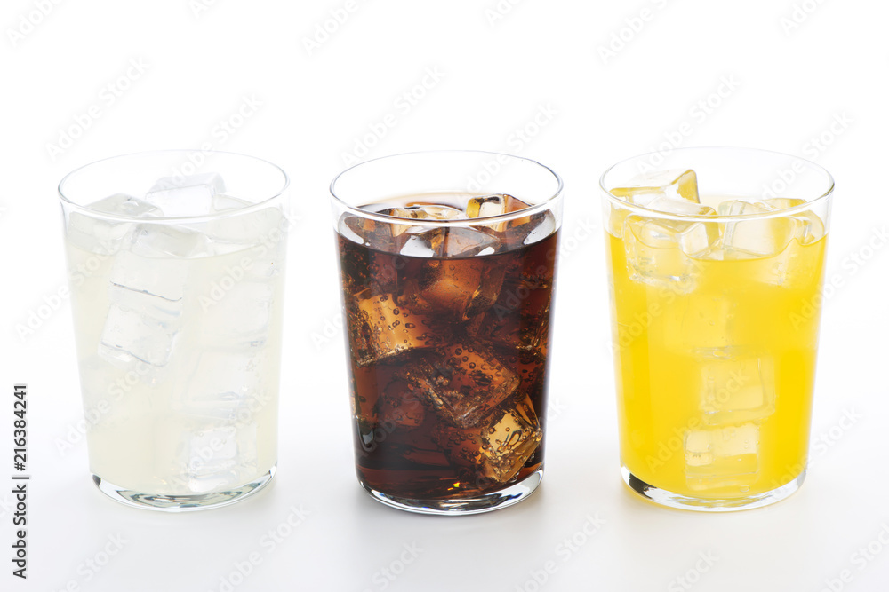 Vasos con refrescos de cola, naranja y limón Vasos con refrescos de cola, naranja y limón