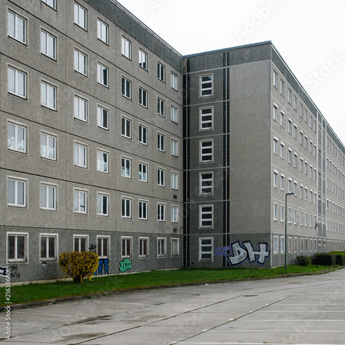 Seitenansicht eines Plattanbaus in Ost Berlin / Marzahn