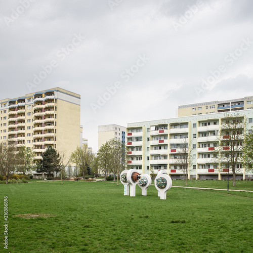 Skulptur in Parkanlage vor Plattenbauten in Ost Berlin