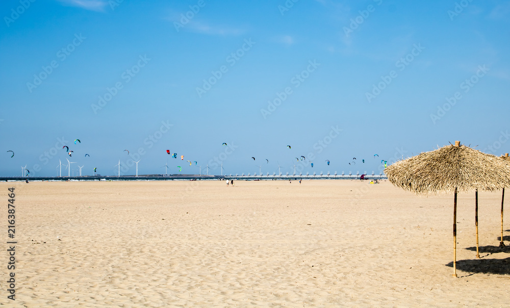 Strand mit Kite-Surfen