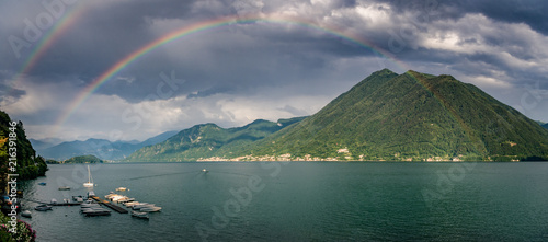 Foto full rainbow over Lake Como from Argegno