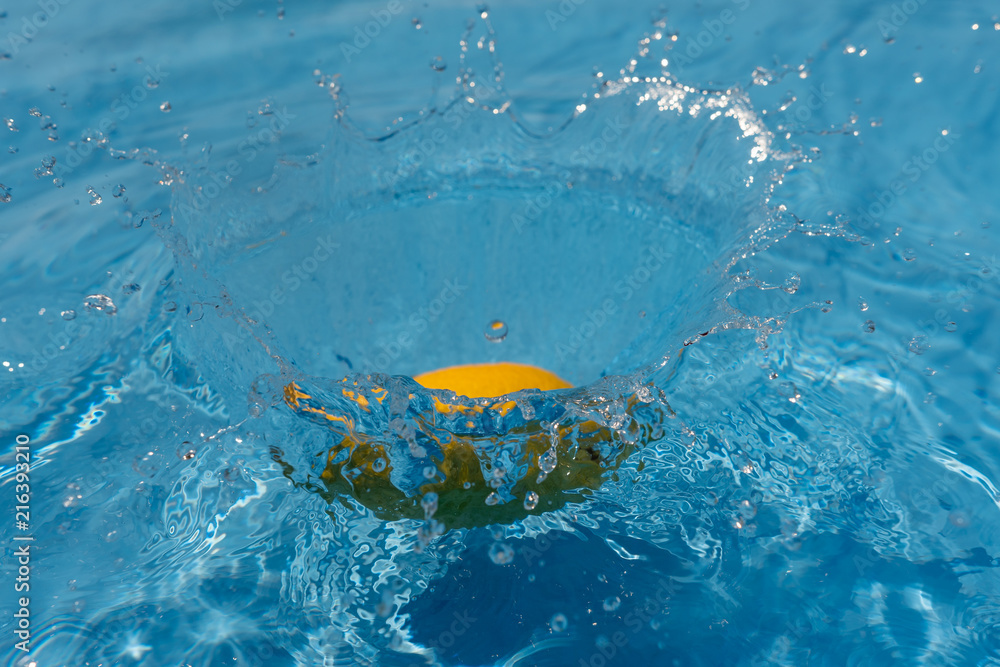 Gelbe Zitrone fällt in das Wasser - Fallendes Obst Gelbe Zitrone fällt in das Wasser - Fallendes Obst