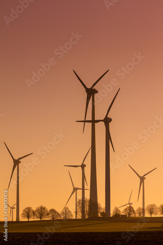 Windräder Windkraftanlage hochformat am Abend Windenergie Klimawandel Energieerzeugung Strom Stromanbieter Genossenschaft Strom Energie Energiegewinnung Sonnenaufgang morgens am morgen morgenlicht co2