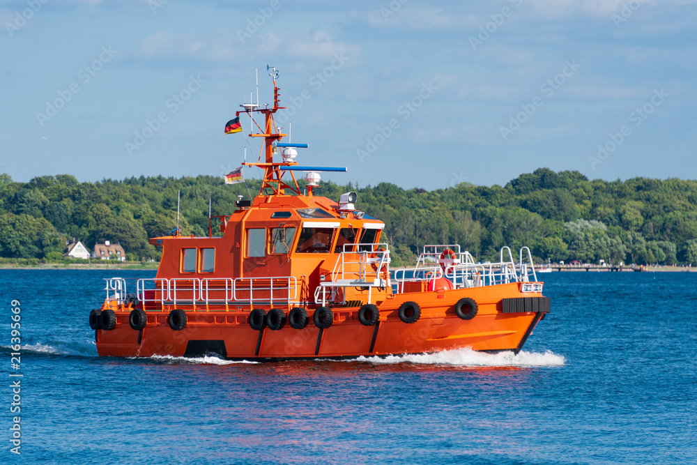Fototapeta premium Lotsenversetzboot Kieler Bucht Holtenauer Schleuse