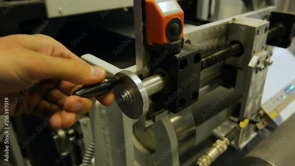 The worker in manual rotates the handle of the gross apparatus for adjustment of distance. The worker in manual rotates the handle of the gross apparatus for adjustment of distance.