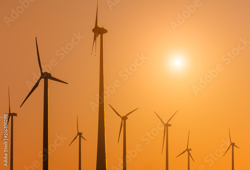 windkraftanlagen Windräder am frühen morgen Erderwärmun Klima gegenlicht, stromerzeugung stromanbieter öko strom sonnenlicht sonnenenergie stromsteuer energieumlage windpark windenergiegemeinschaft 