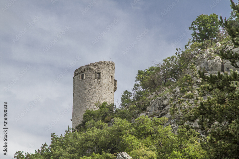 Der Wehrturm oberhalb des Dorfes Podpeč