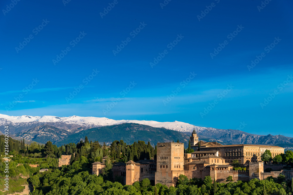 Le palais de la Alhambra de Granada et la Sierra Nevada
