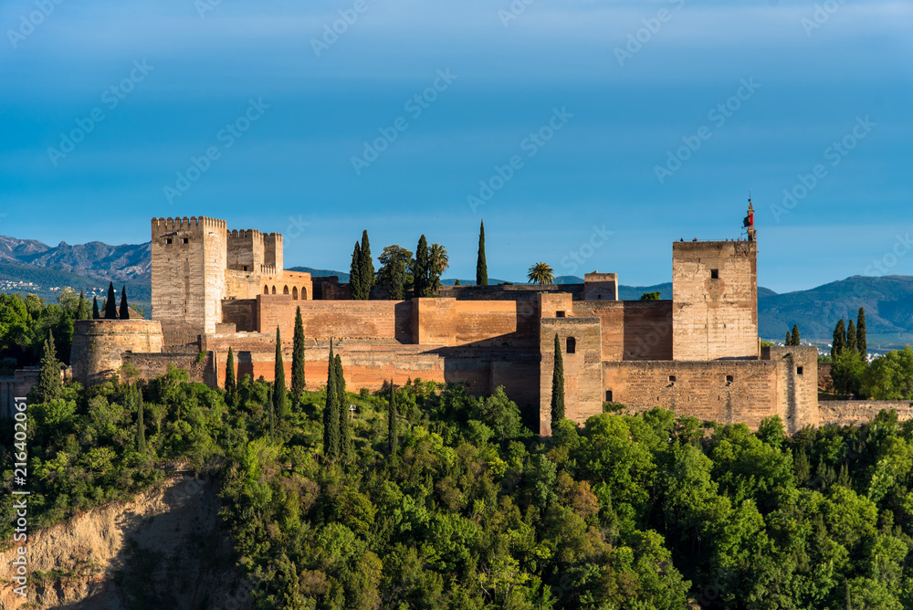 Le palais de la Alhambra de Granada et la Sierra Nevada